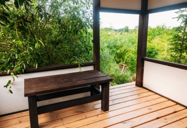 yeşil ağaçlar ile Japon iç