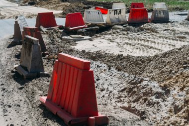 yolda çukur etrafında barikatlar