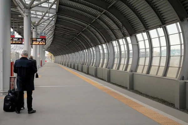 treni varış için bekleyen adam