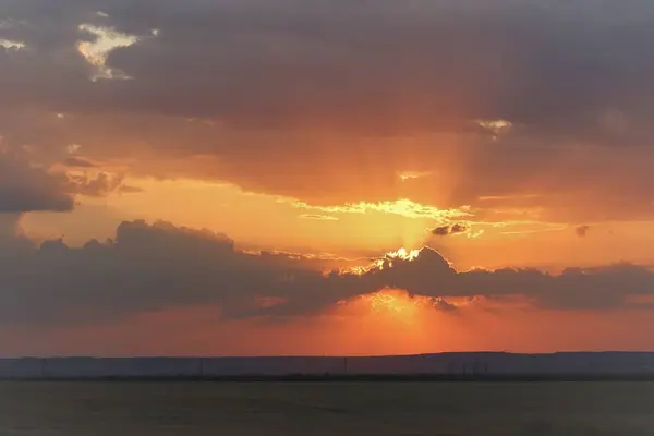 Sunset Bulvarında bir arka plan bulutlar