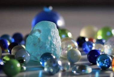 güzel renkli taşlar ve cam