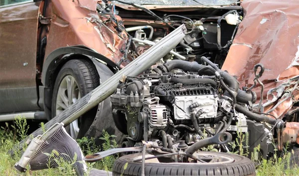 Arabayı görünümünü bir kaza geçirdi