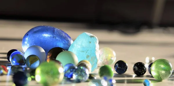 güzel renkli taşlar ve cam