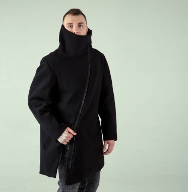 Yakışıklı erkek manken. Siyah şık ceket, yüz bir adam, bir yaka ile kaplıdır.