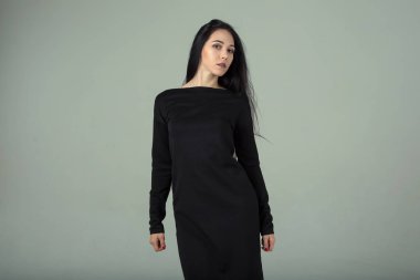 Siyah elbiseli kadın.. 