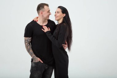 İki aşık. Modern şık erkek ve kadın kucaklama ve gülümseme.