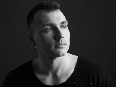 Siyah ve beyaz erkek portre. Yakışıklı bir genç adam yakın çekim yüz.