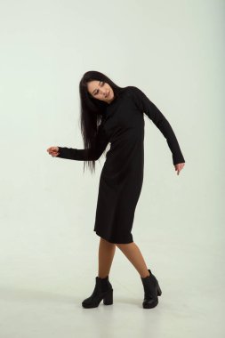 Siyah paltolu güzel bir kadın. Moda ve stil. Dans.