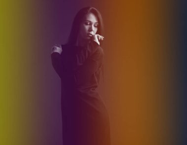 Tonlama bir degrade bir kadın portresi.