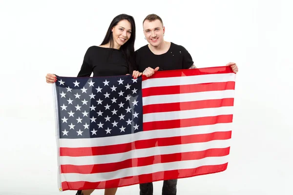 Happy Νεαρό Ζευγάρι Των Ανθρώπων Την Αμερικανική Σημαία — Φωτογραφία Αρχείου