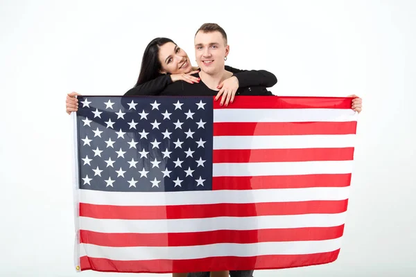 Feliz Casal Jovens Com Bandeira Dos Eua — Fotografia de Stock