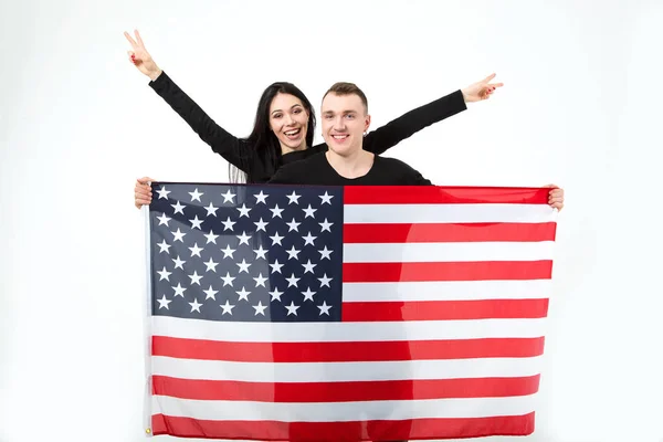 Szczęśliwa Para Młodych Ludzi Usa Flaga — Zdjęcie stockowe