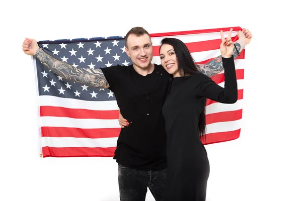 快乐的年轻夫妇的人与美国国旗 — 图库照片