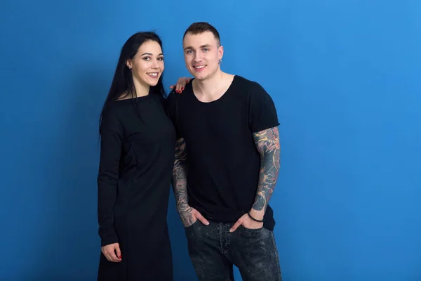 Pareja Enamorada Mujer Hombre Con Tatuajes Juntos Sobre Fondo Azul —  Fotos de Stock