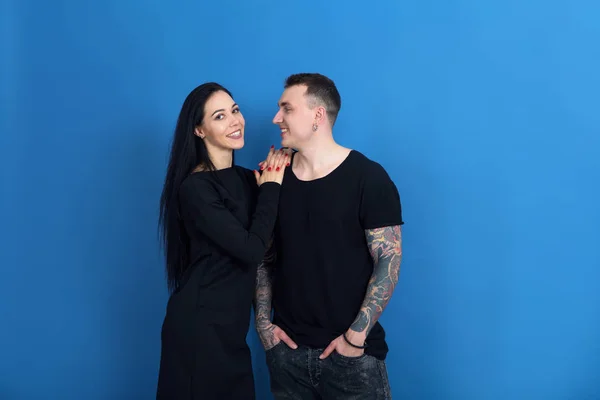 Hermosa Pareja Enamorada Mujer Hombre Con Tatuajes Juntos —  Fotos de Stock