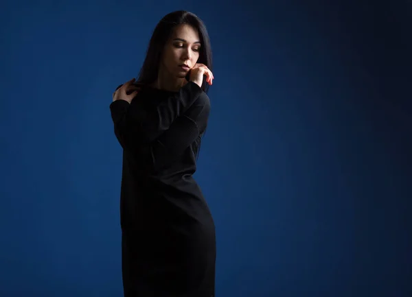 Retrato Dramático Una Mujer Moda Sobre Fondo Azul — Foto de Stock