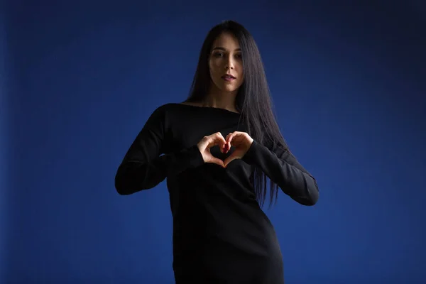 Жінка Показує Свої Руки Знак Серця Синьому Фоні — стокове фото