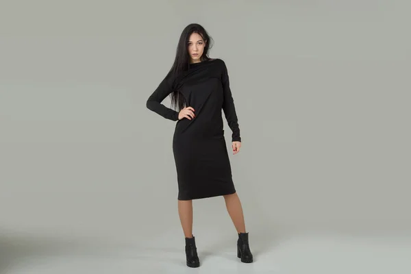 Una Mujer Moda Morena Vestido Negro — Foto de Stock