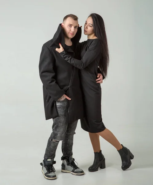 Άντρας Και Γυναίκα Είναι Μόδα Μοντέλα Σκούρα Ρούχα Ζευγάρι — Φωτογραφία Αρχείου