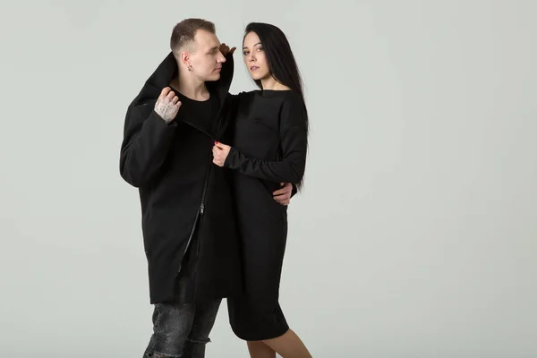 Άντρας Και Γυναίκα Είναι Μόδα Μοντέλα Σκούρα Ρούχα Ζευγάρι — Φωτογραφία Αρχείου