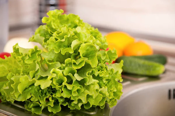 Alface Fresca Folhas Alface Lavadas Para Cozinhar Salada Legumes — Fotografia de Stock