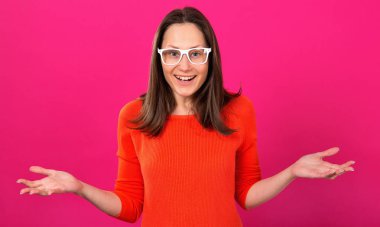 Vay canına! Sürpriz, çok mutlu bir kadın esmer bir pembe gözlüklerle.