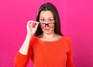 Bir pembe gözlüklü esmer kadın şaşırttı.