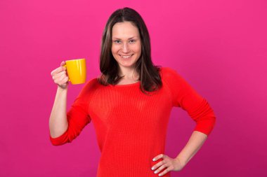 Ayakta karşı bir pembe elinde bir fincan güzel esmer kadınla.