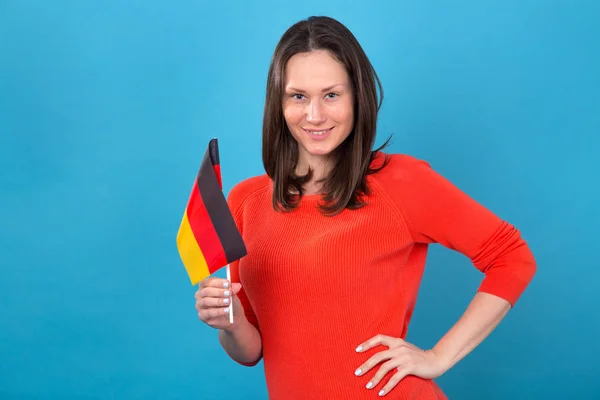 Mooie Brunette Vrouw Met Vlag Van Duitsland Een Blauwe Achtergrond — Stockfoto