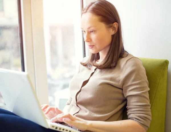 Young Brunette Woman Working Laptop Computer Window — Stock Photo, Image