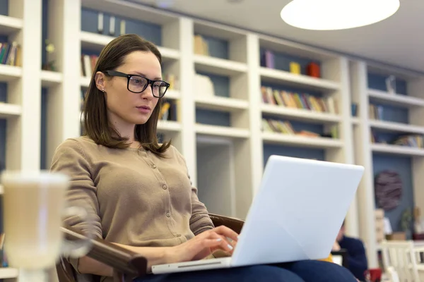 Vacker Brunett Kvinna Glas Arbetar Med Laptop — Stockfoto