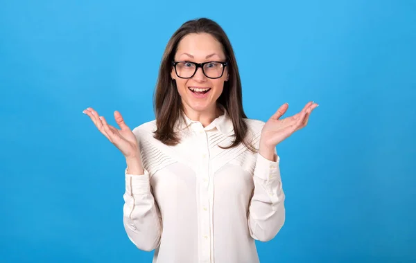 Verrast Vrouw Glazen Blauwe Achtergrond Kijken Naar Camera — Stockfoto