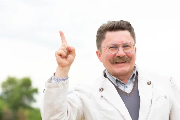 Gepensioneerde Volwassen Man Van Middelbare Leeftijd Met Bril Een Snor — Stockfoto