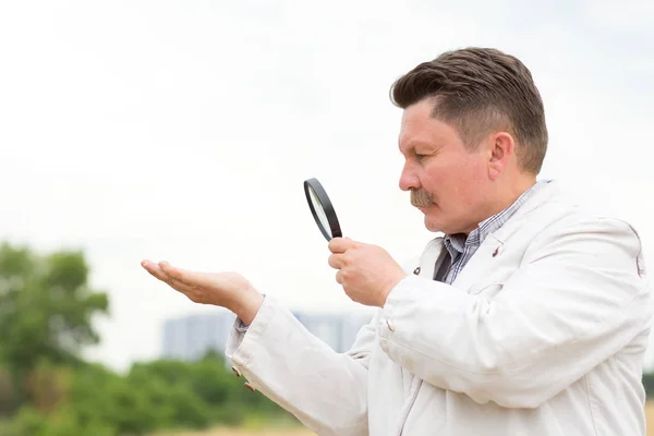 Hombre Adulto Mediana Edad Con Bigote Mira Través Una Lupa —  Fotos de Stock