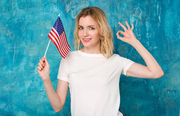 Szczęśliwy Blond Kobieta Flagą Usa Tle Niebieską Ścianą Gest — Zdjęcie stockowe