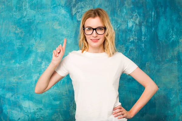 Portret Van Een Vrouw Glazen Een Blauwe Achtergrond Zijn Vinger — Stockfoto