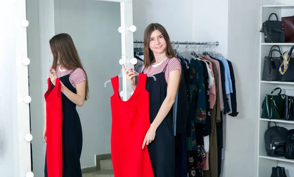 Примерь Купи Красное Платье Женщина Выбирает Перед Зеркалом Вечернее Красное — стоковое фото