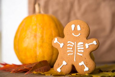 Zencefilli kurabiye adam iskelet kabak bir arka plan üzerinde. Halloween gıda kavramı.