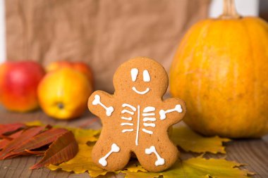 Zencefilli kurabiye adam iskelet kabak bir arka plan üzerinde. Halloween gıda kavramı.