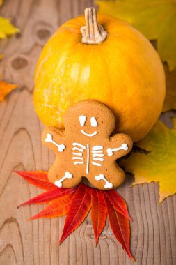 Zencefilli kurabiye adam iskelet kabak bir arka plan üzerinde. Halloween gıda kavramı.