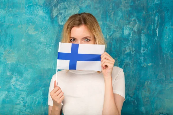 Hermosa Mujer Rubia Cubre Cara Con Bandera Finlandia Pie Sobre — Foto de Stock