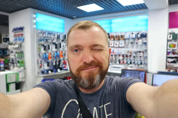 Bearded Man Makes Selfie Portrait Gadget Store Computer Equipment — Stock Photo, Image