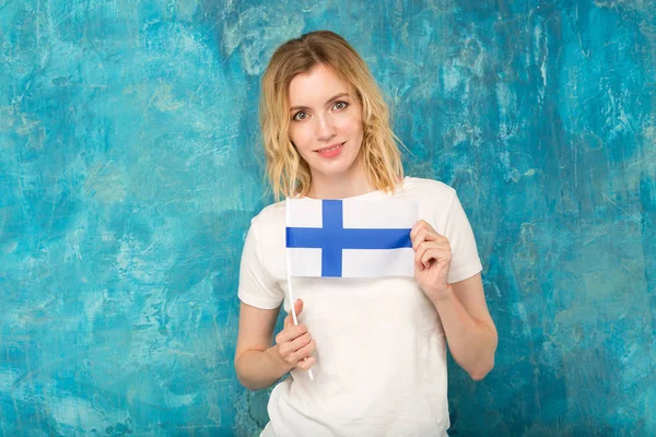 Kobiety Blondynka Banderą Finlandii Niebieskim Tle Piękna Dziewczyna Skandynawskie — Zdjęcie stockowe