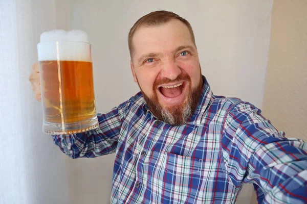 Selfie Portret Van Een Vrolijke Bebaarde Man Met Een Glas — Stockfoto