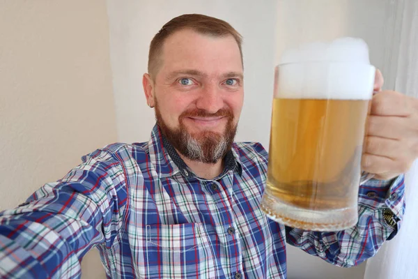 Portret Van Gelukkig Bebaarde Man Met Een Glas Bier — Stockfoto