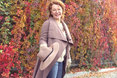 Sonbahar günü çok mutlu kadın yürüyüşler.