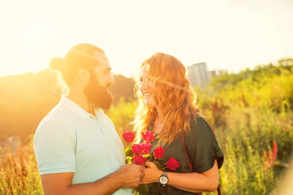 Glada Vuxna Par Man Och Kvinna Över Vackra Älskare Naturen — Stockfoto