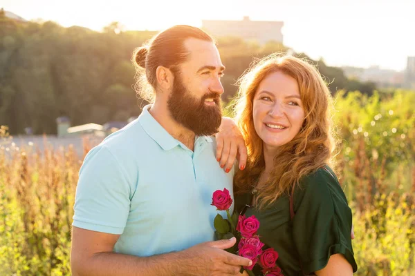 恋の幸せな大人カップル 中年の男と女が一緒に — ストック写真