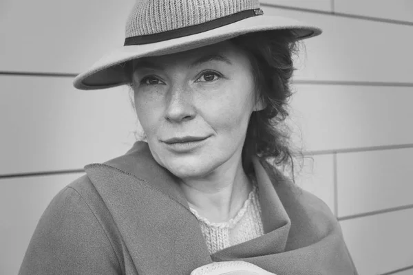 黑白照片 一个美丽的四十岁的女人在帽子的肖像 — 图库照片