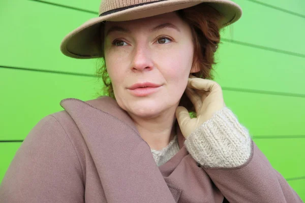 Πορτρέτο Του Όμορφη Γυναίκα Ενηλίκων Ένα Καπέλο — Φωτογραφία Αρχείου
